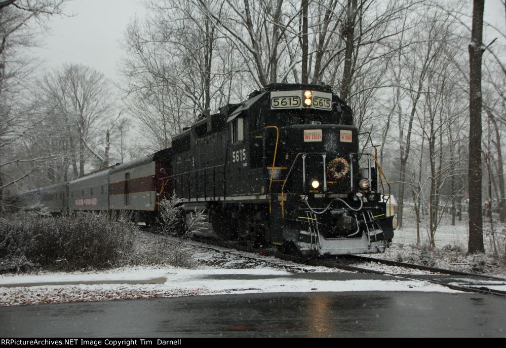 MNJ 5615 arriving